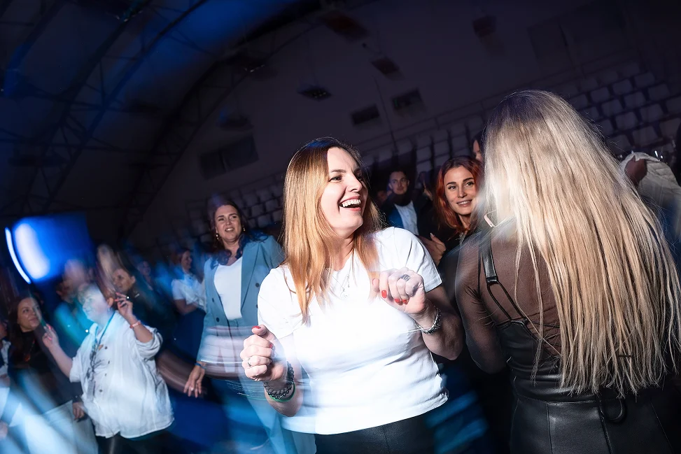Участницы Rent Club танцуют на встрече
