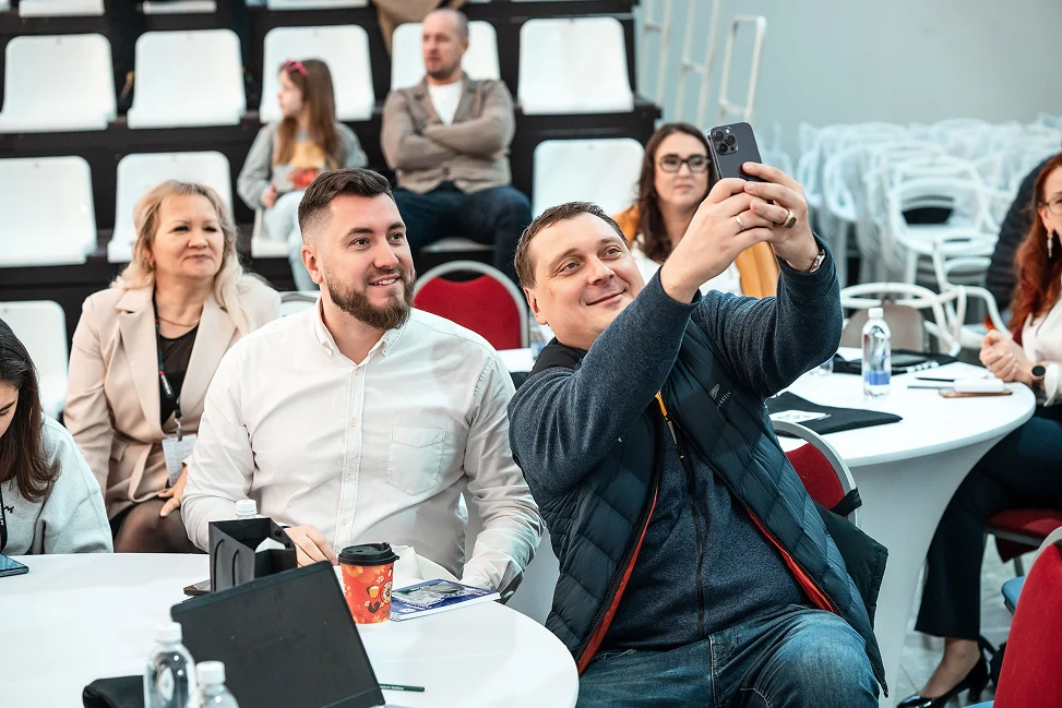 Участники Rent Club делают совместное селфи